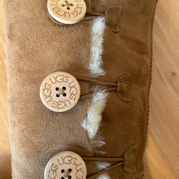 TALL BAILEY BUTTON UGGS - Picture 8 of 8